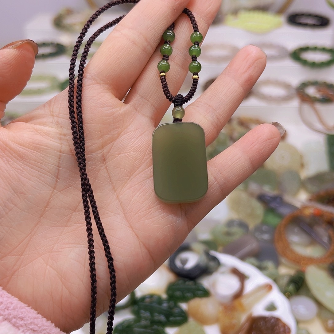 快***乐和田玉未镶嵌吊坠(赠链)