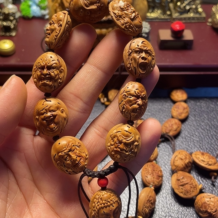 大桃核雕刻瑕疵罗汉