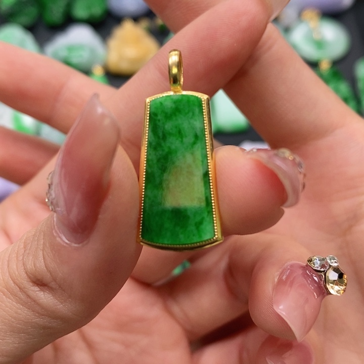 翡翠颈饰未镶嵌吊坠