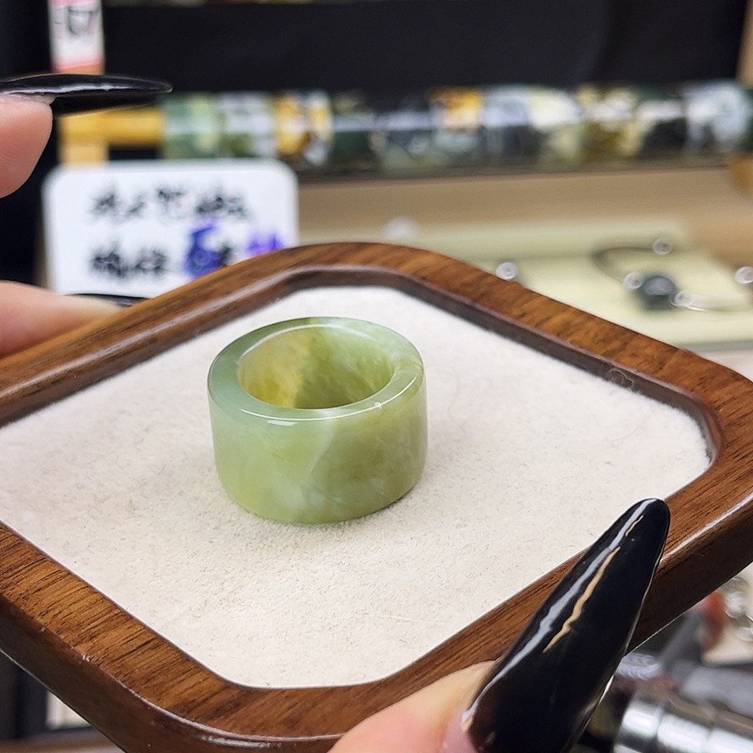 跃***宏岫玉未镶嵌戒指阔20