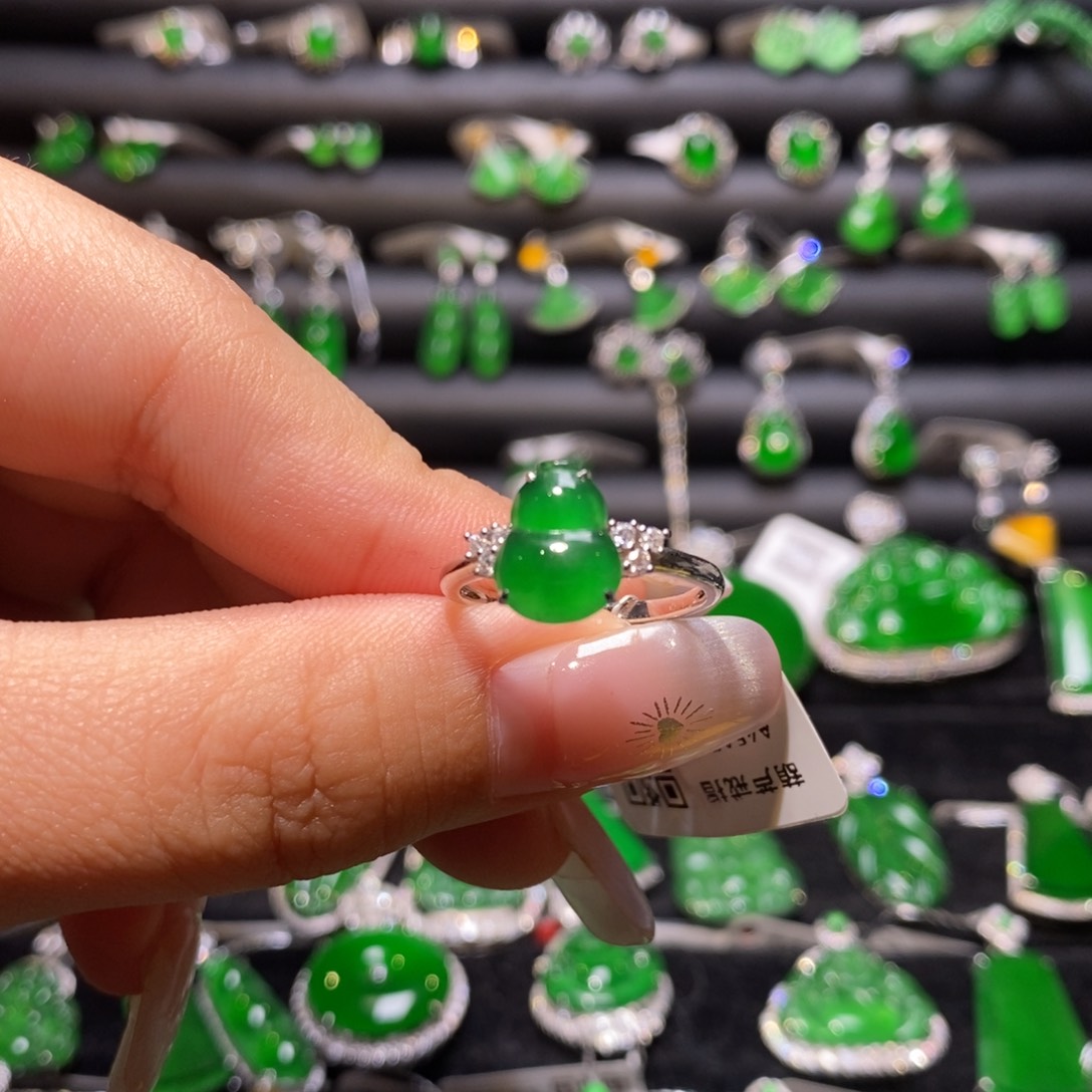 翡翠戒指18K金镶嵌天然翡翠