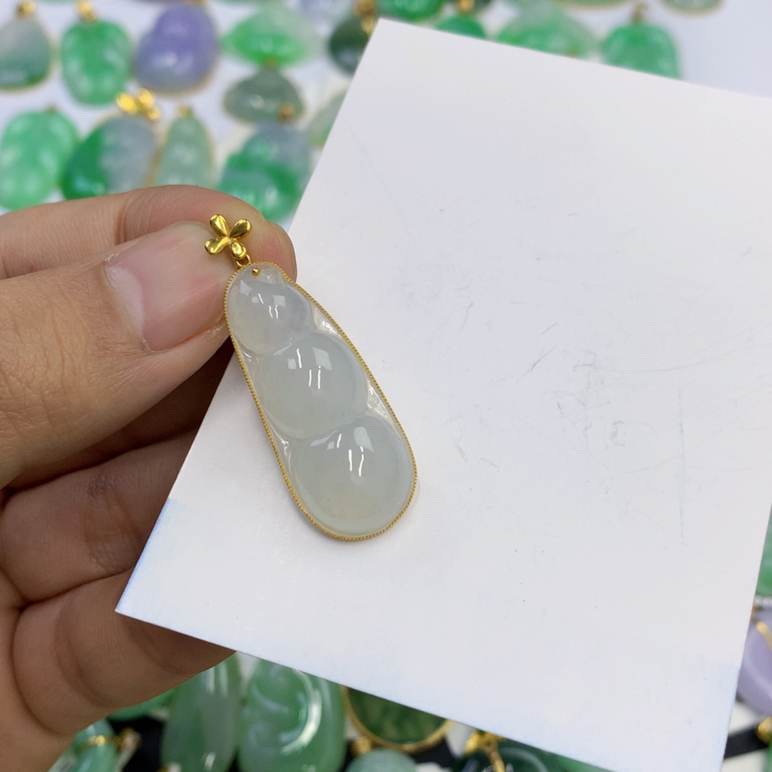 翡翠18K金镶嵌颈饰