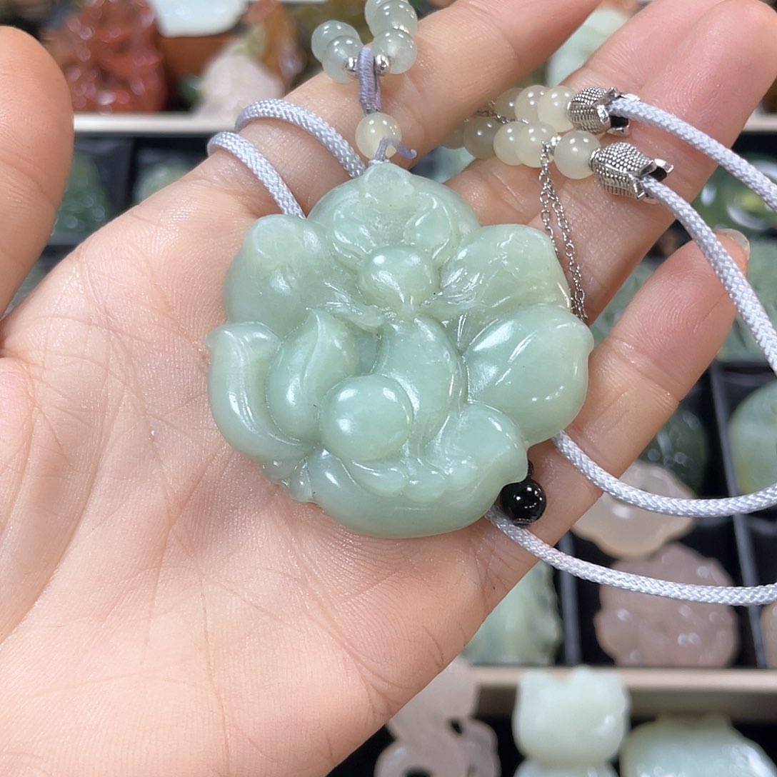 蛇纹石玉颈饰未镶嵌
