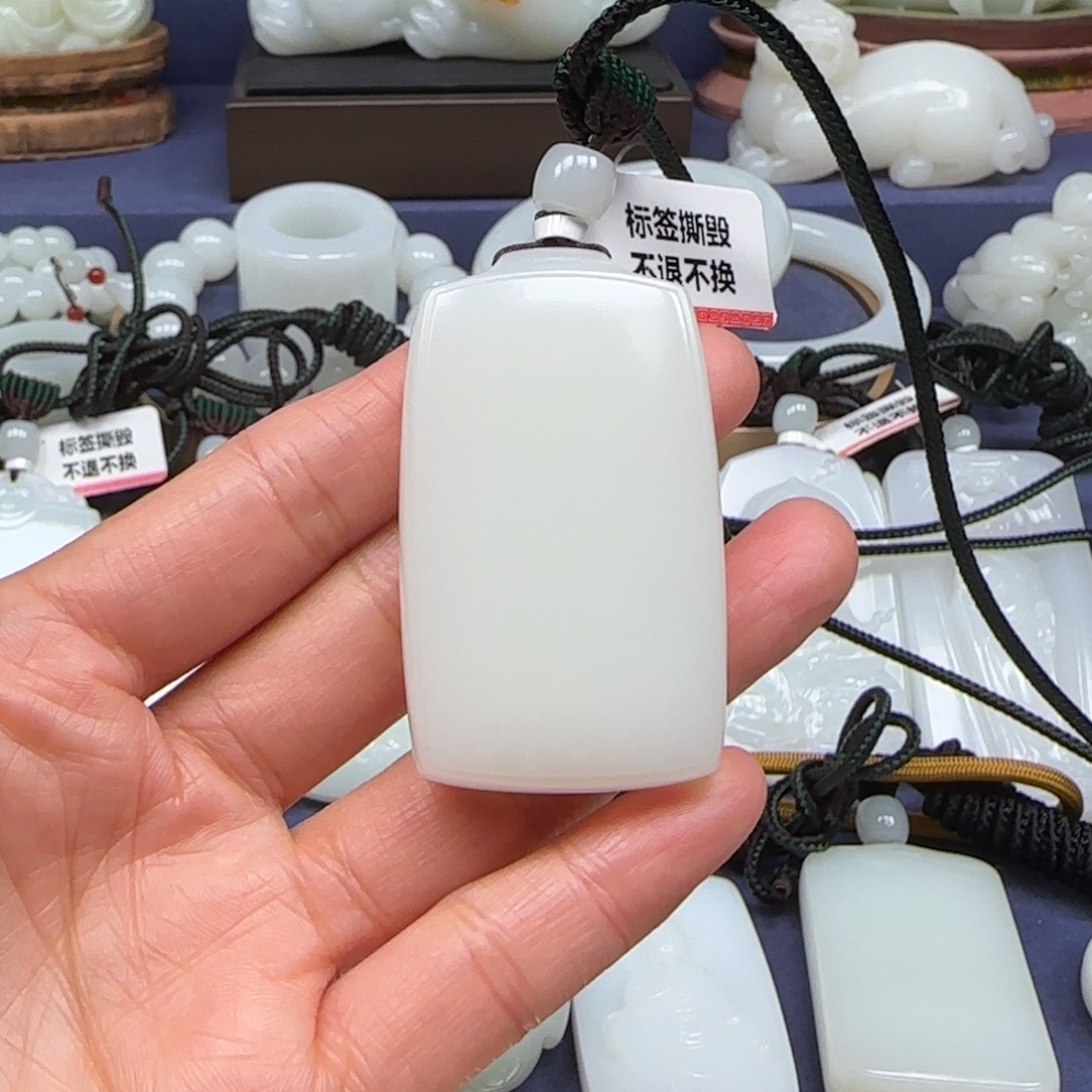 给***烟和田玉未镶嵌挂件