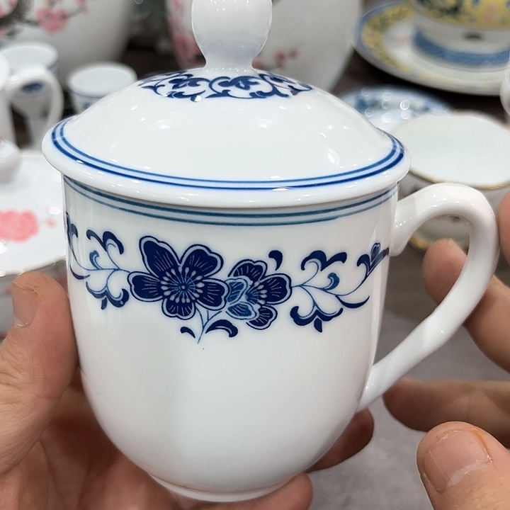 釉下五彩的瓷器在瓷器