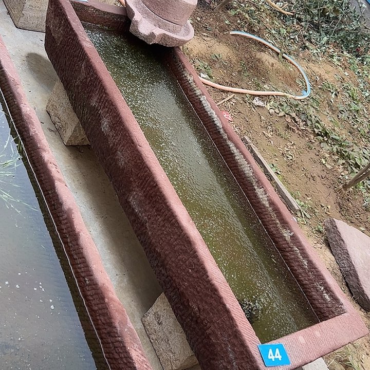 砖雕石槽的形状是以一