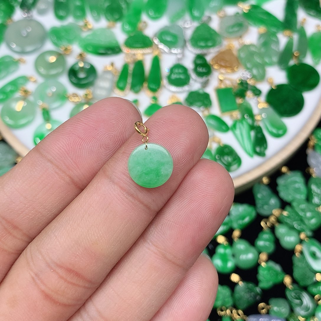 翡翠配石18K金扣 小巧精美飘阳绿小圆牌