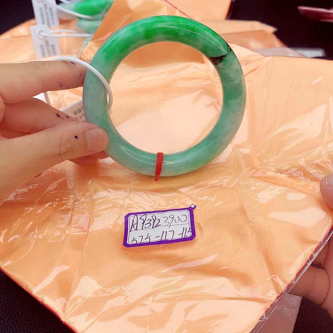 翡翠手镯未镶嵌翡翠