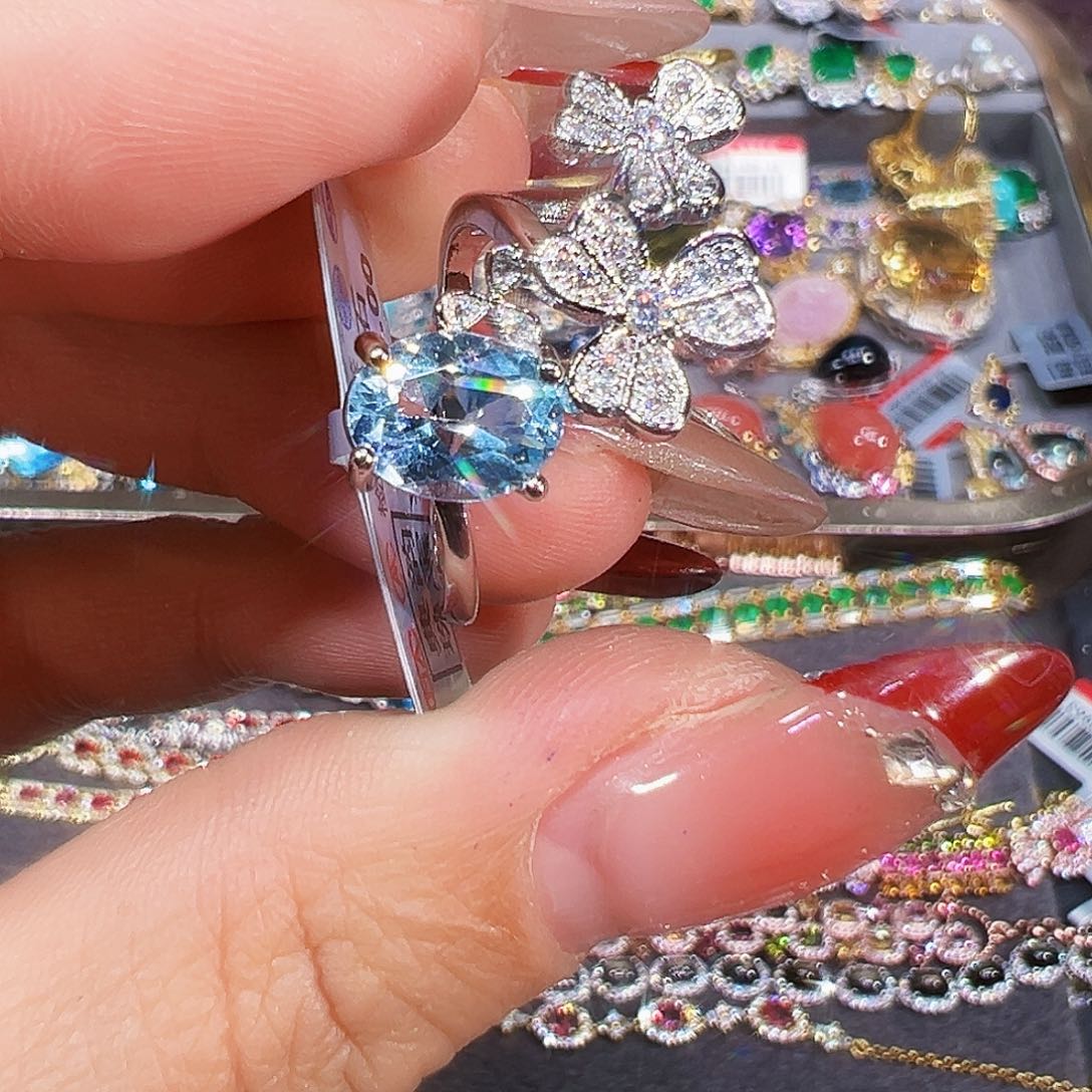 未镶嵌托帕石珠宝奇石