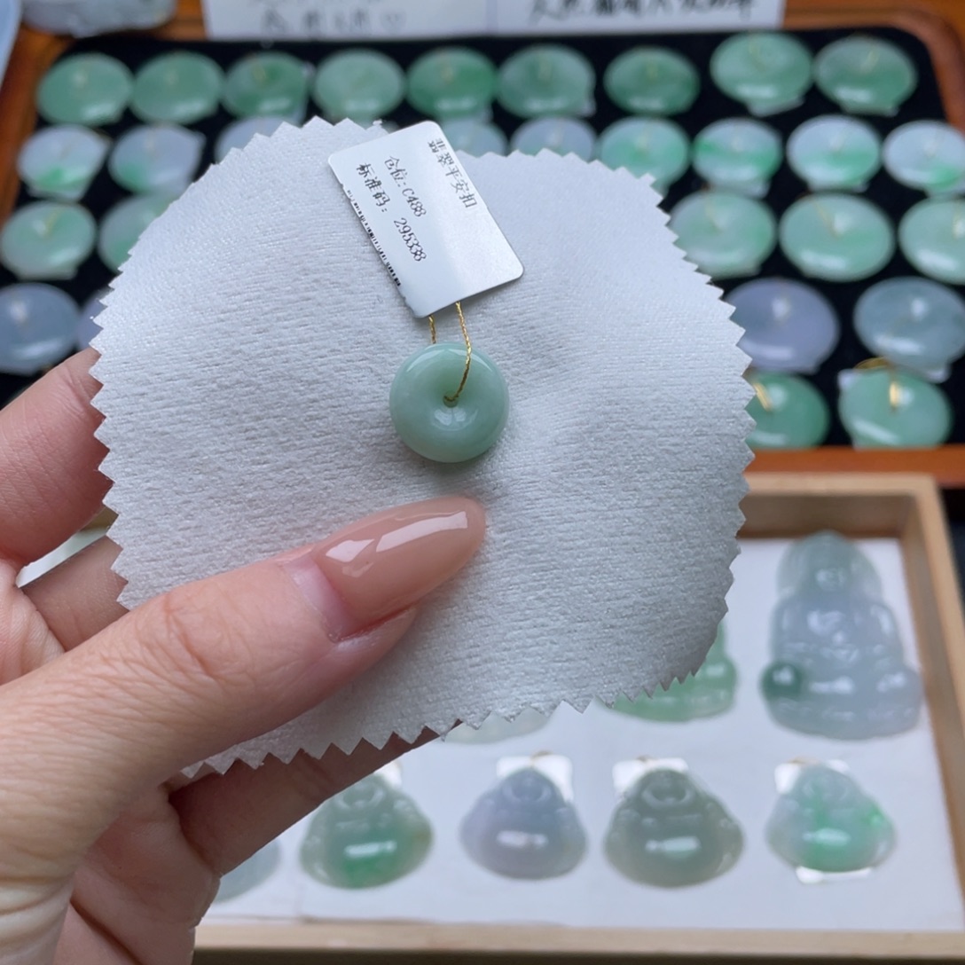 翡翠未镶嵌颈饰平安扣