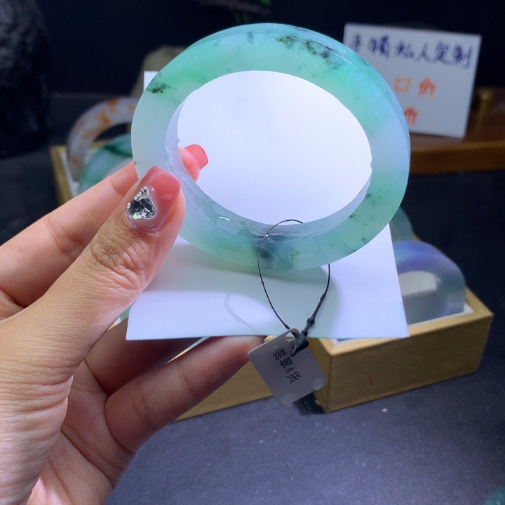定制翡翠未镶嵌翡翠手镯