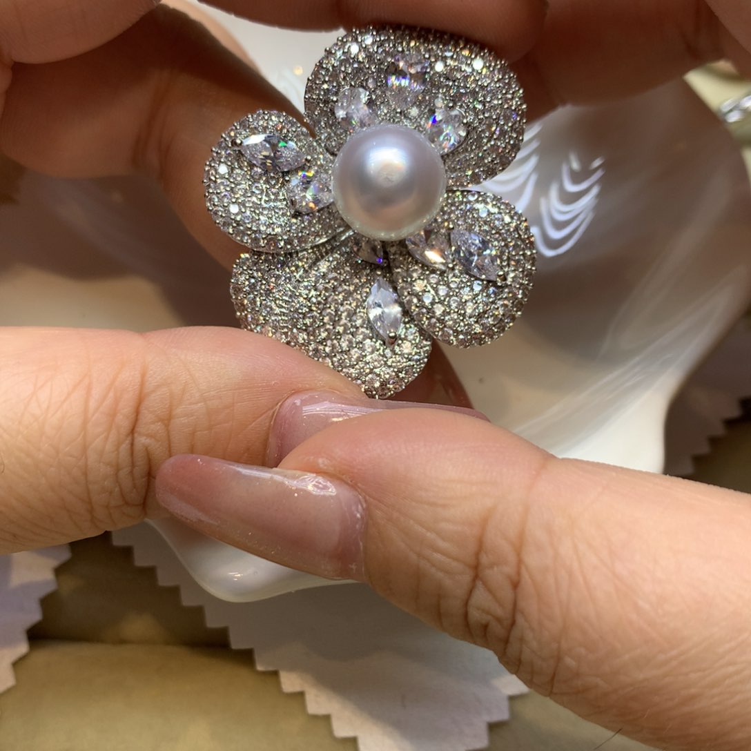 未镶嵌胸饰海水珍珠