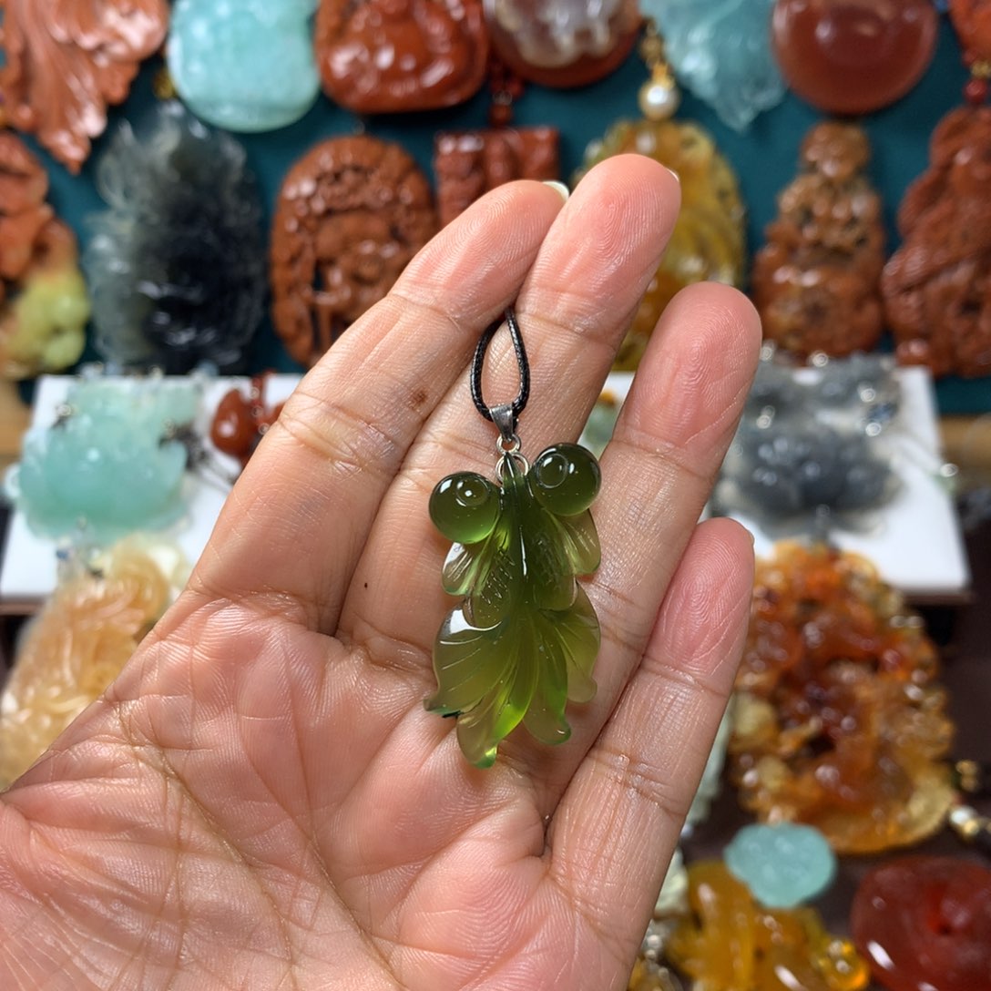 蛇纹石玉挂坠未镶嵌