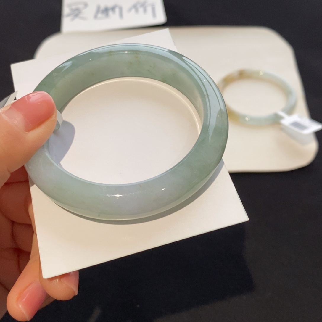 翡翠手镯未镶嵌正圈