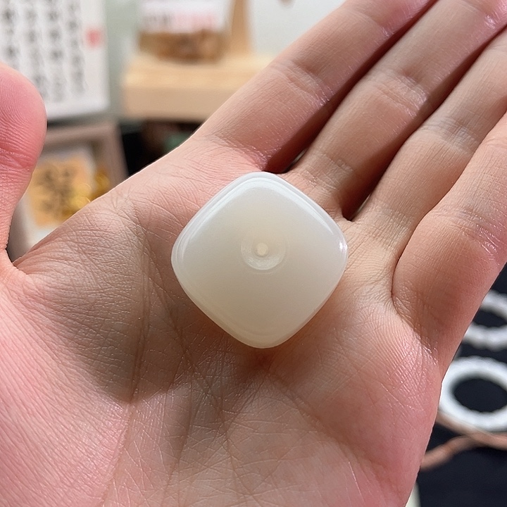 和田玉颈饰未镶嵌白玉-青海料-复古-方平安扣