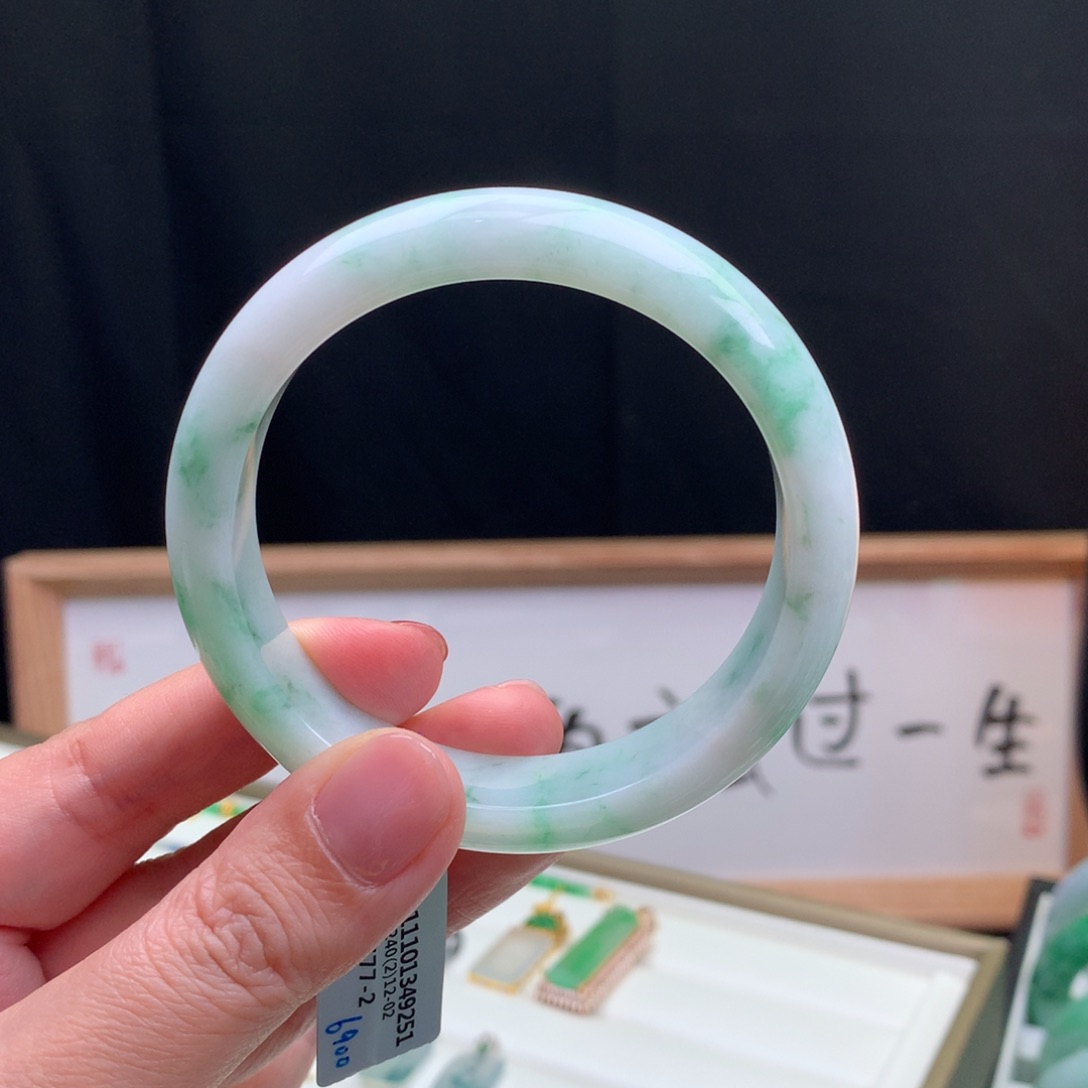 翡翠手镯未镶嵌缅甸