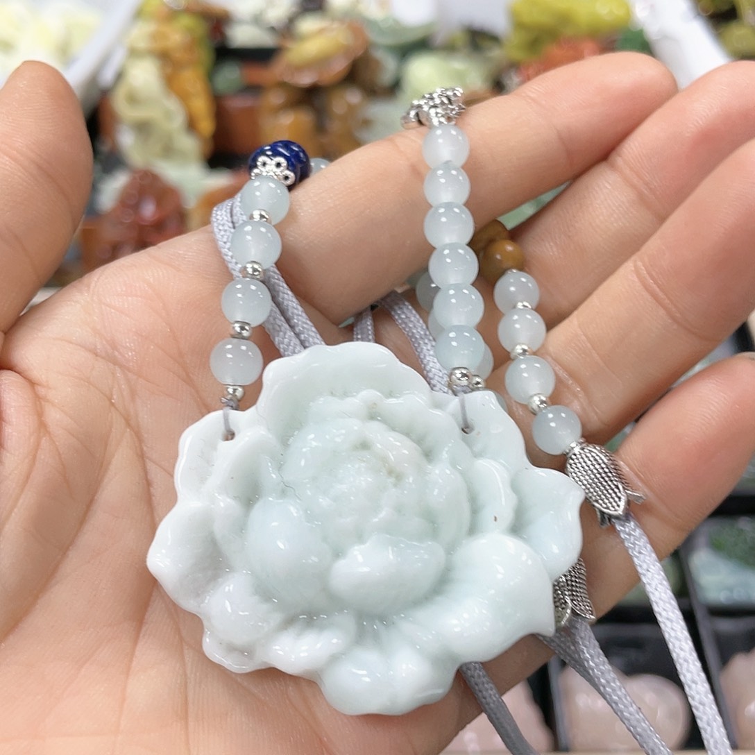 蛇纹石玉颈饰合金