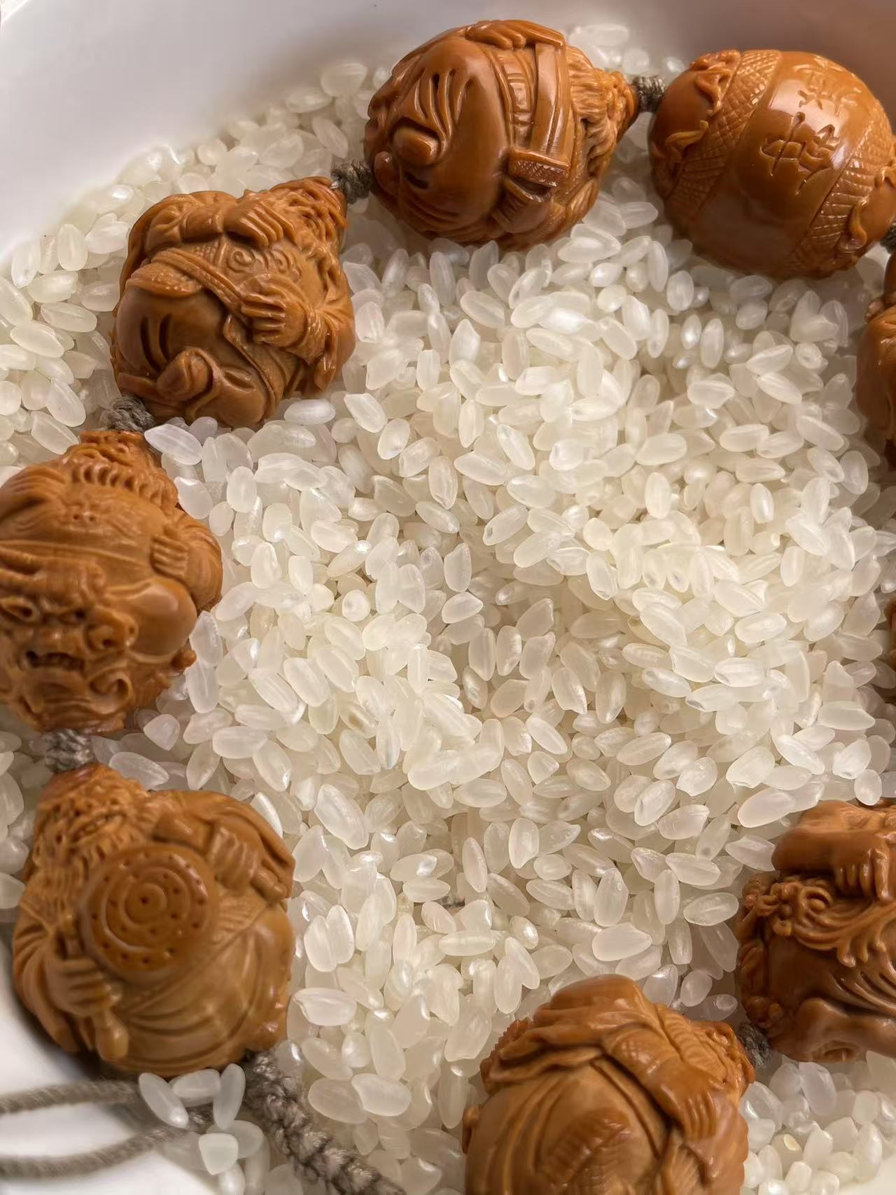 橄榄核核雕钟馗捉鬼