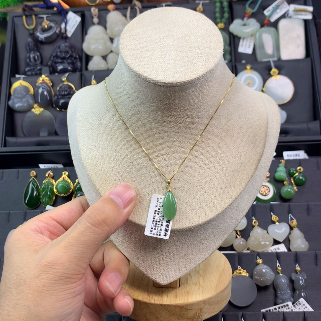 和田玉吊坠18K金镶嵌