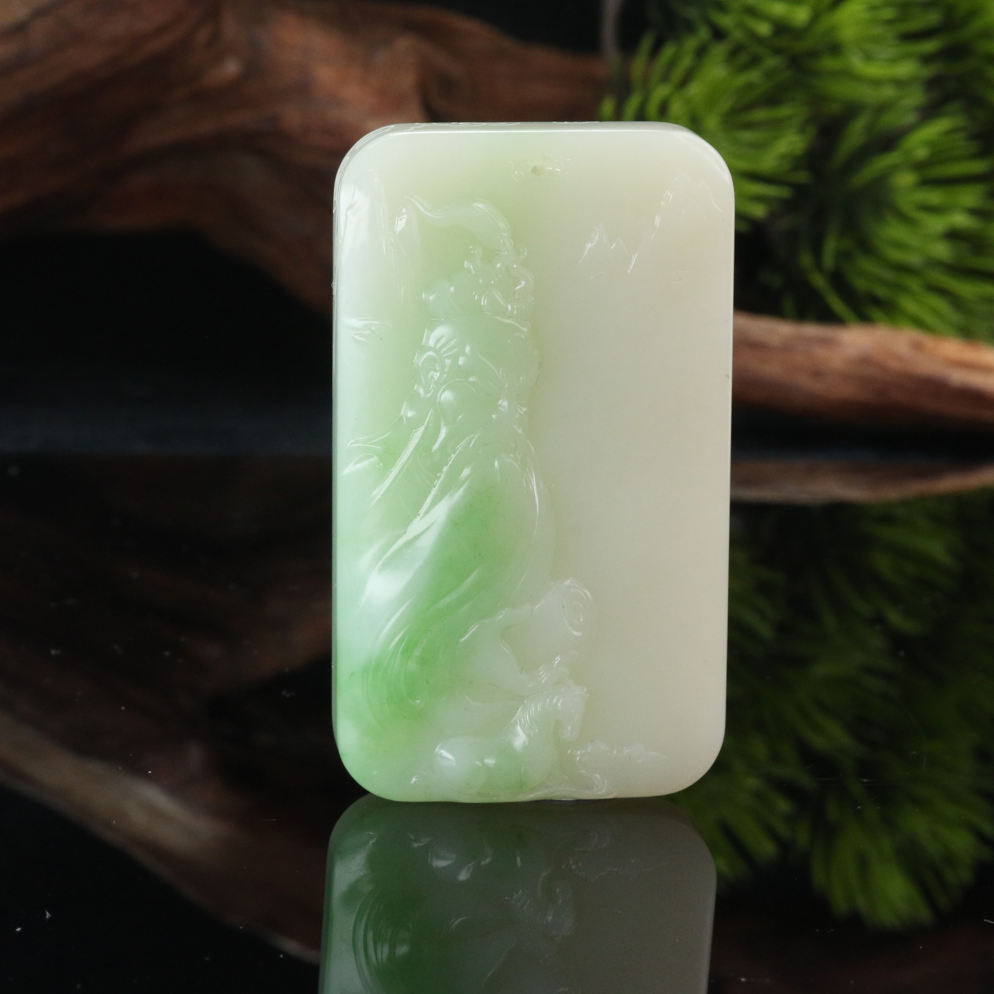 55和田玉白底青翠青关公吊坠（谭兆威作）/600387北京中保拍卖