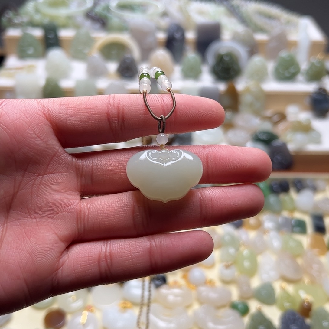 和田玉吊坠(赠链)未镶嵌