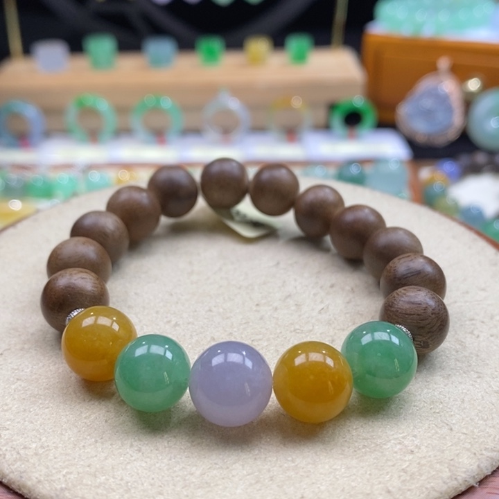 沉香木手串翡翠浓彩多宝