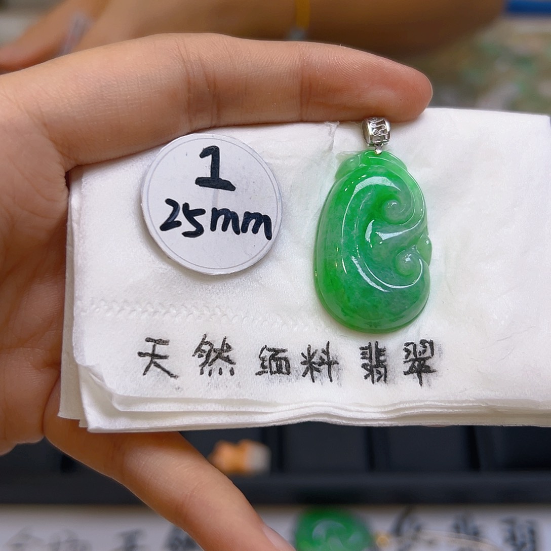 翡翠颈饰18K金镶嵌翡翠