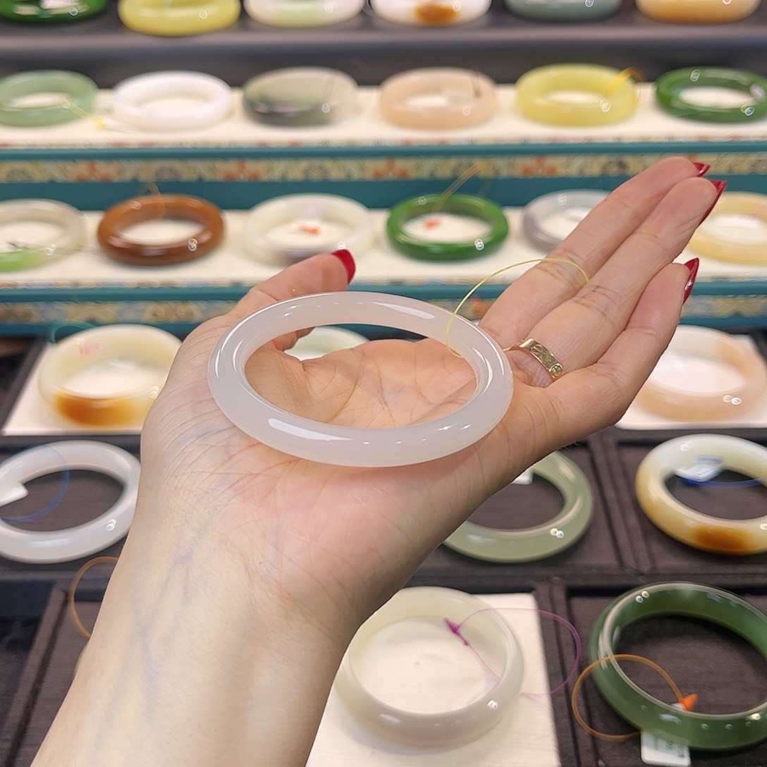 和田玉手镯未镶嵌艾**力