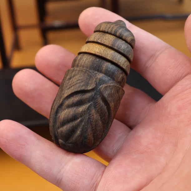 沉香木雕高油高密手工雕刻可动蚕蛹-印尼沉香木雕文玩手把件