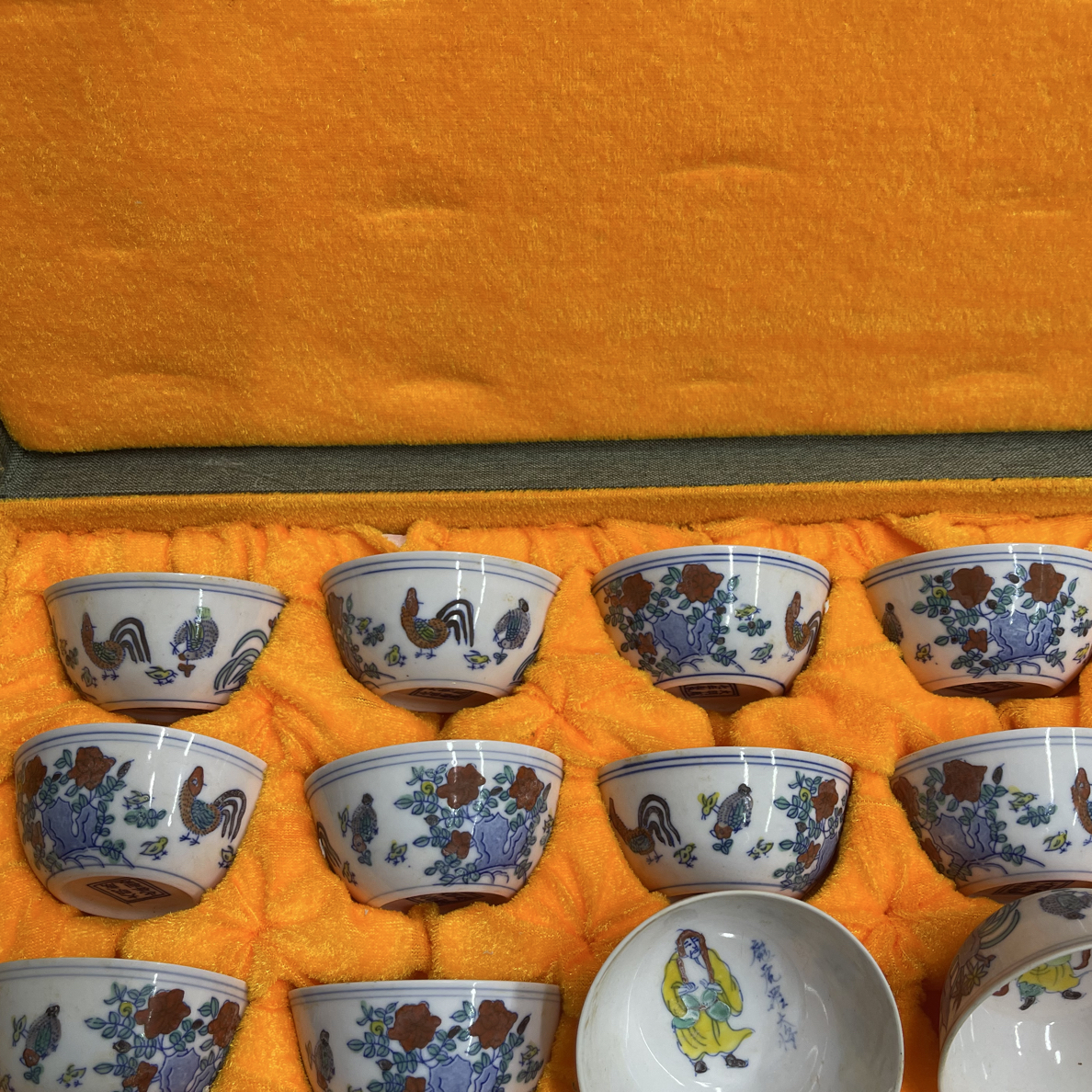 斗彩满工人物套杯一套