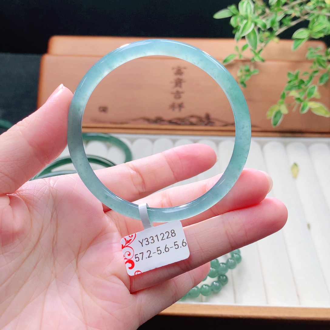 未镶嵌手镯（圆镯）翡翠