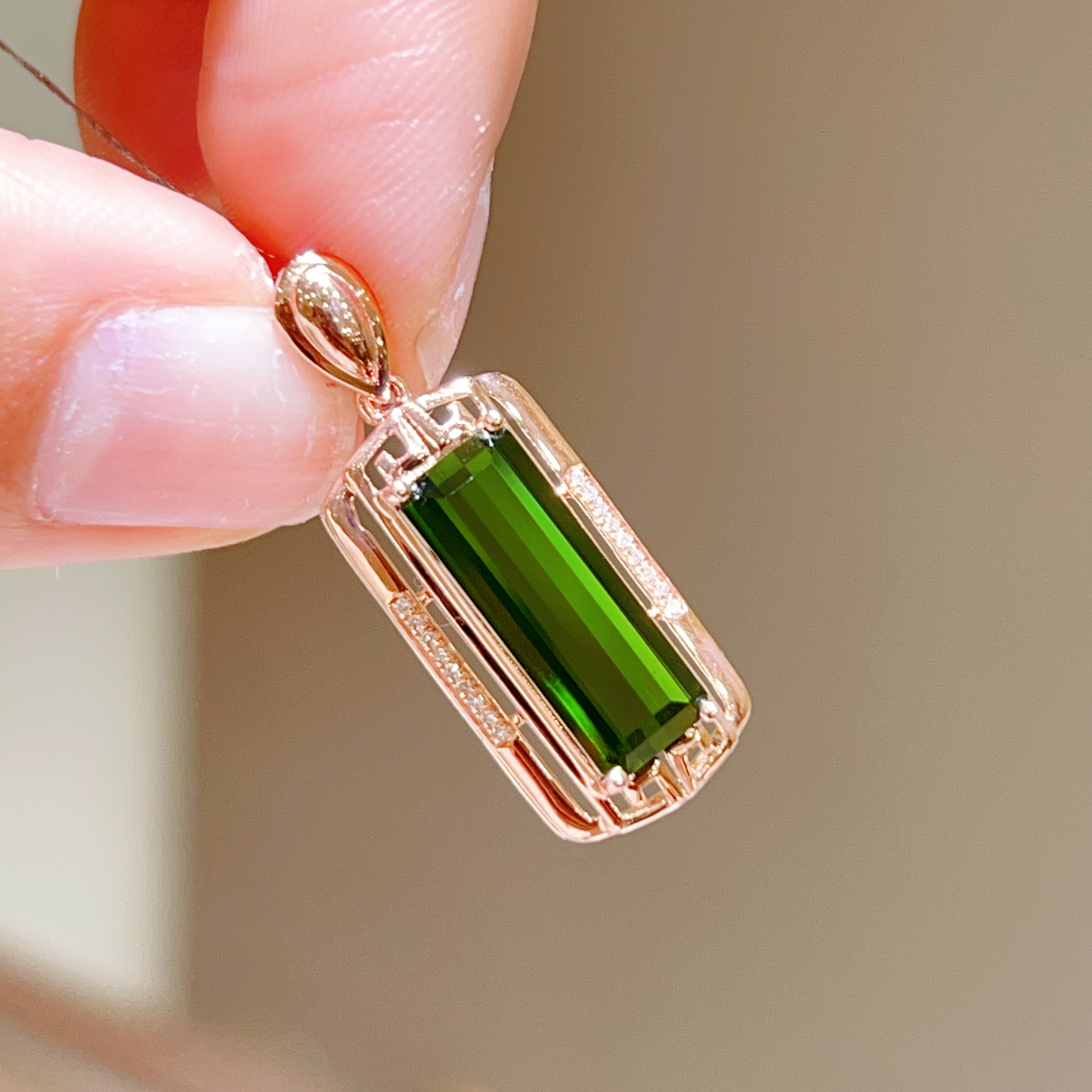 2.92ct 18k金镶嵌碧玺吊坠 2750