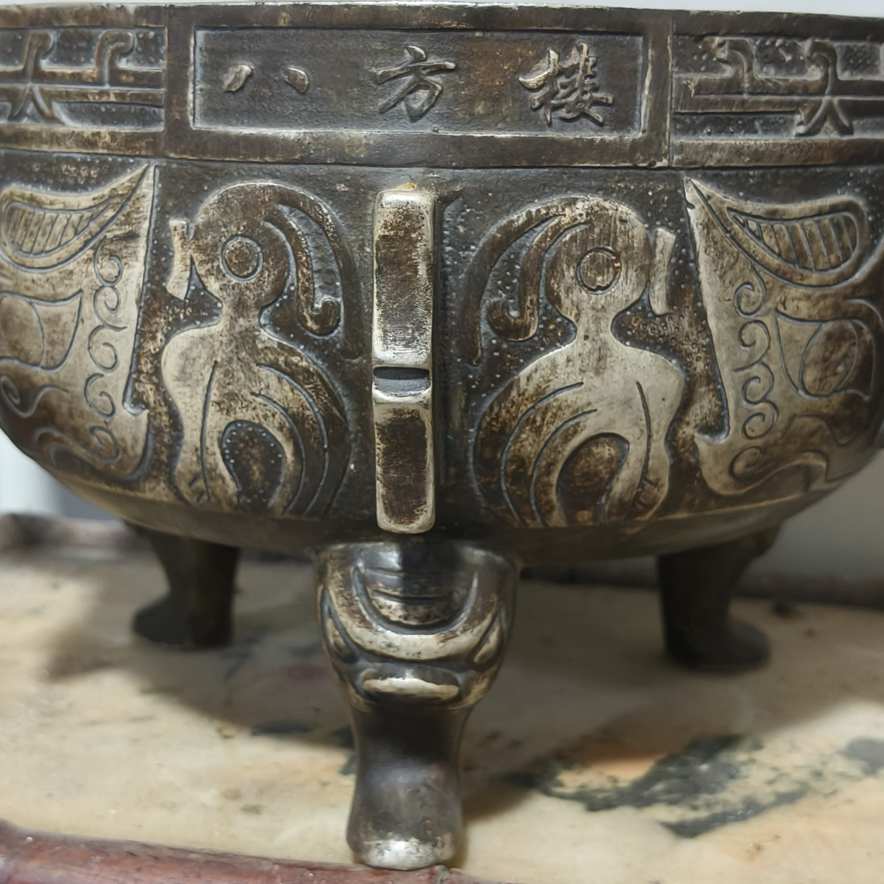 白银香炉，雕工精细。保存完整。可以使用。雕刻工艺品复古老物件浮雕