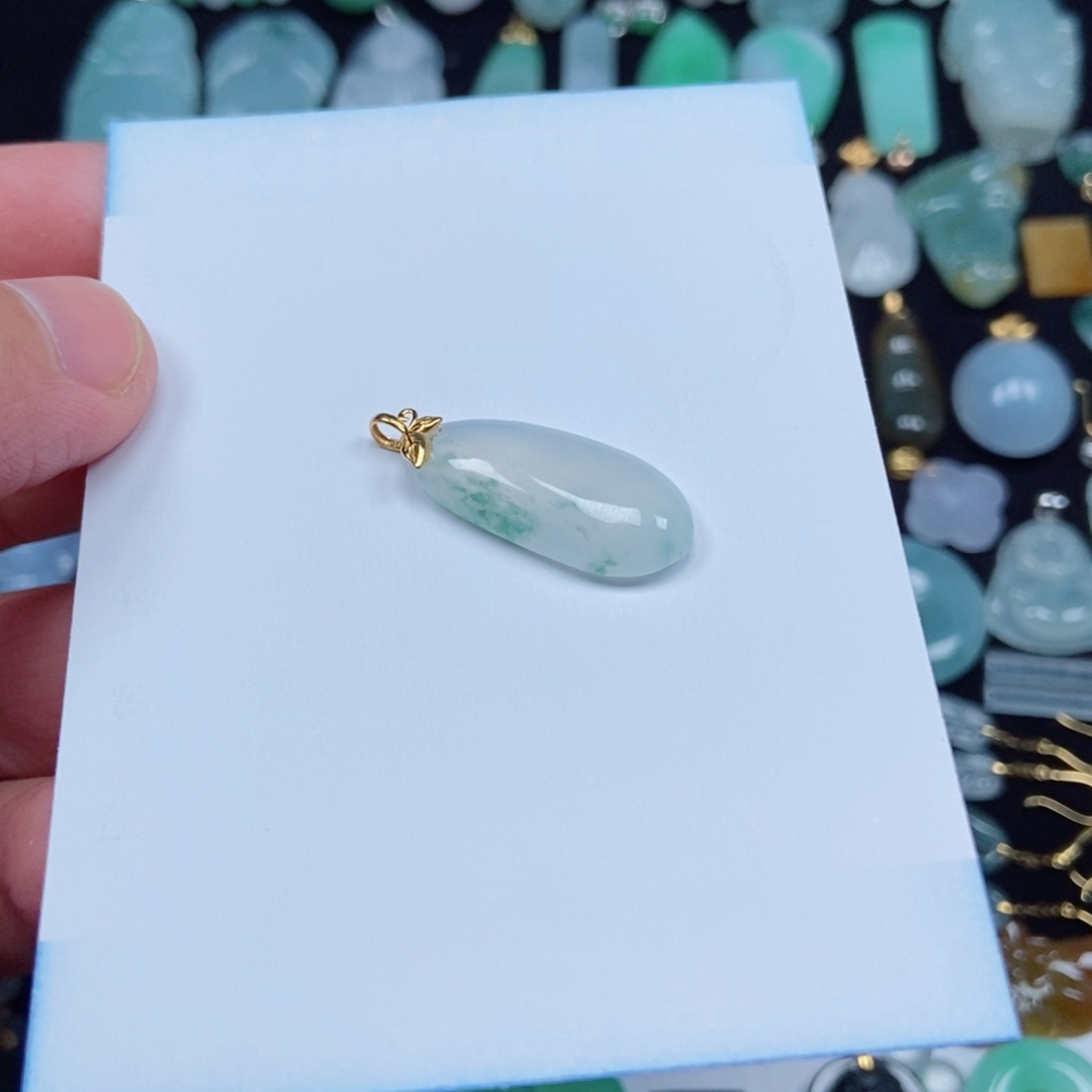 翡翠未镶嵌颈饰瓜瓜