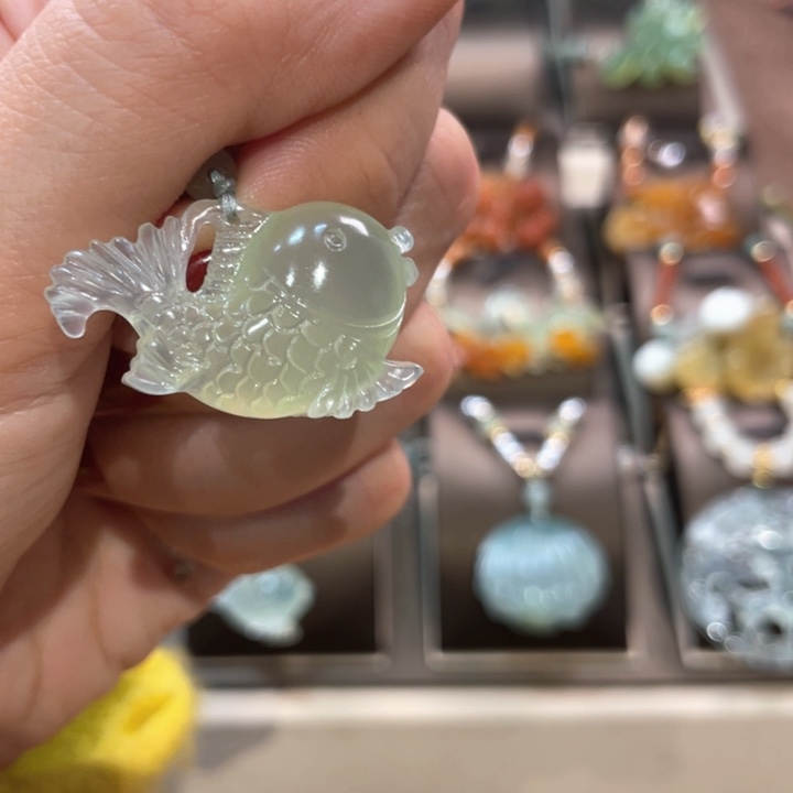 蛇纹石玉颈饰未镶嵌昆****店