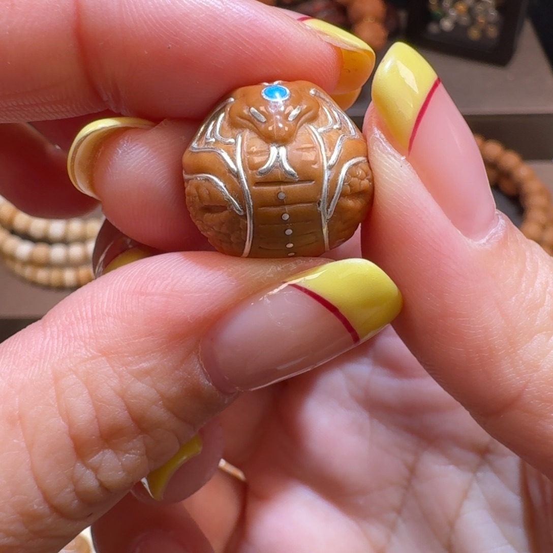 猴头核桃吊坠啊**！蛇王