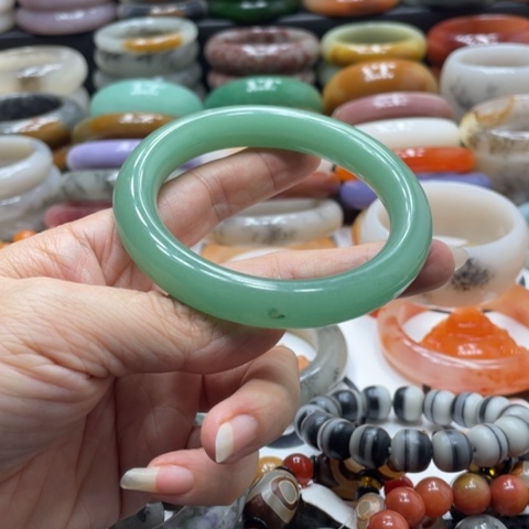 石英岩玉未镶嵌手镯