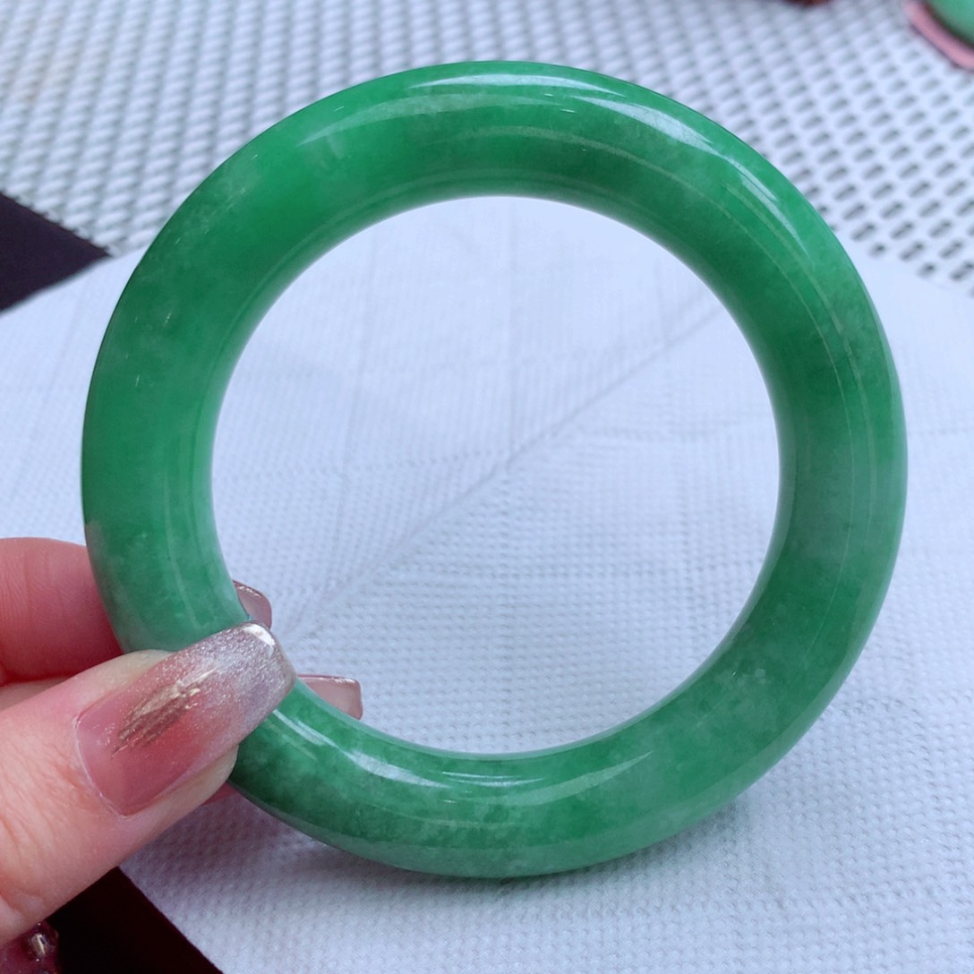 翡翠手镯未镶嵌翡翠