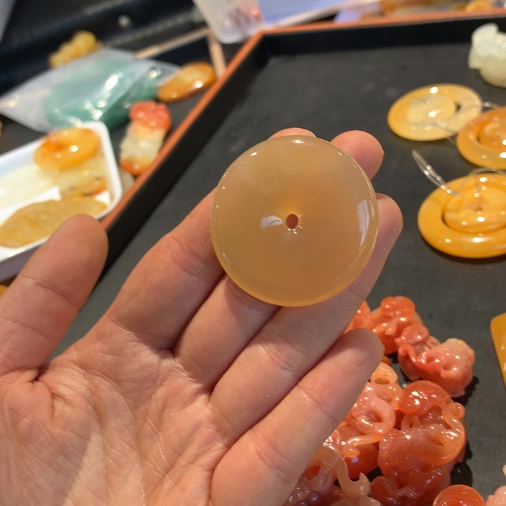 石英质玉（黄龙玉）未镶嵌颈饰