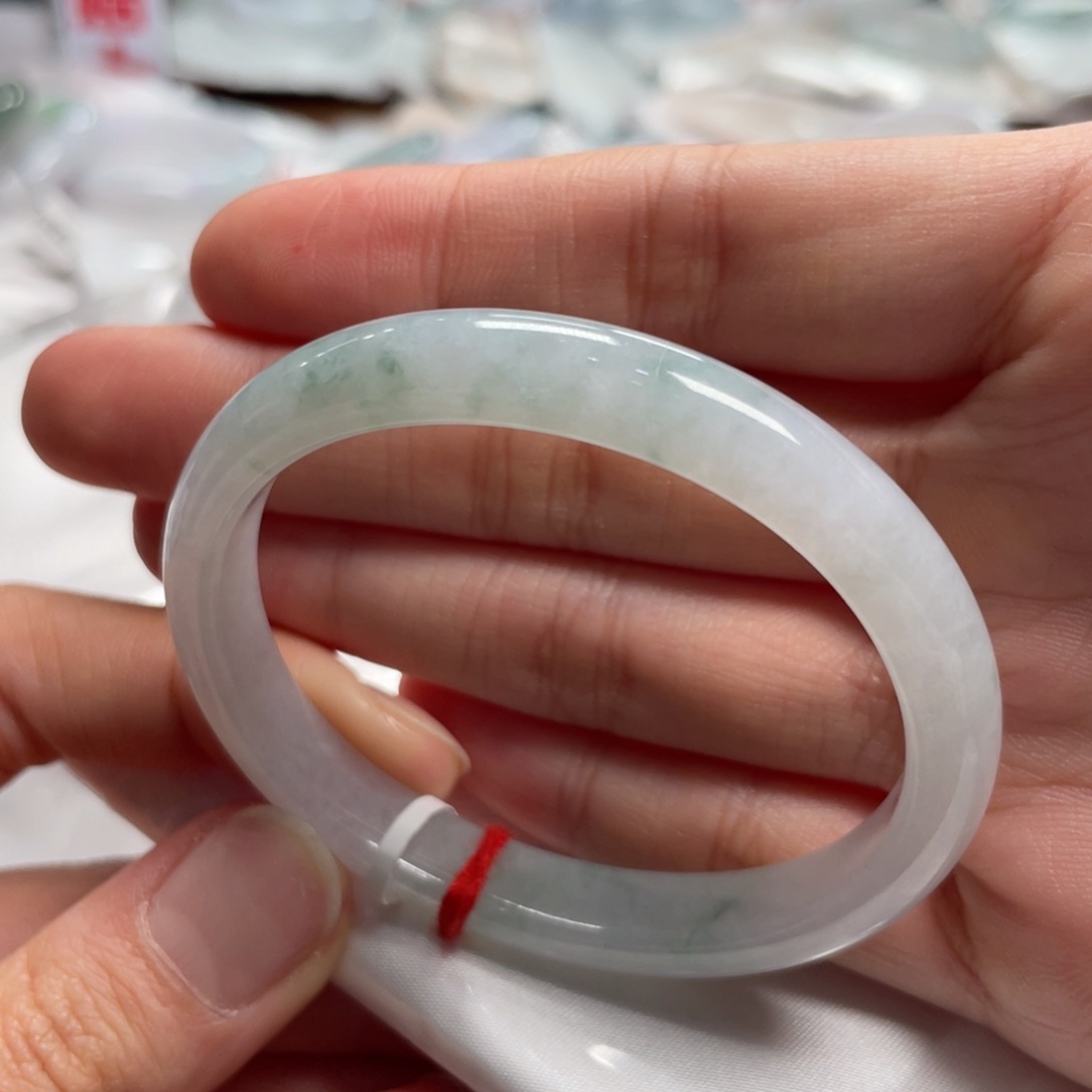 翡翠手镯未镶嵌翡翠手镯