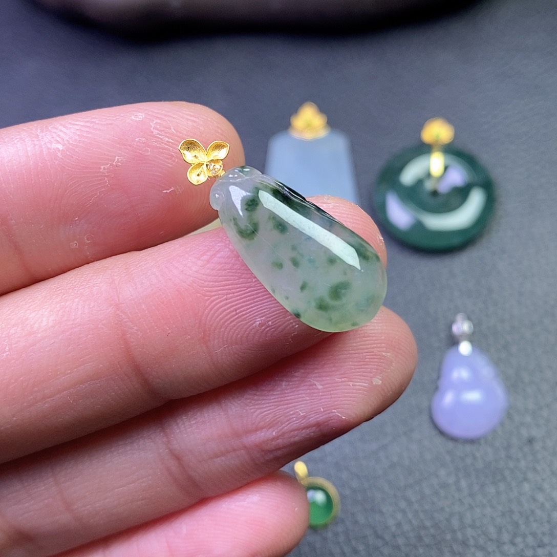 颈饰18K金镶嵌翡翠