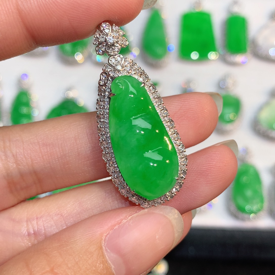 翡翠颈饰18K金镶嵌?****翡翠