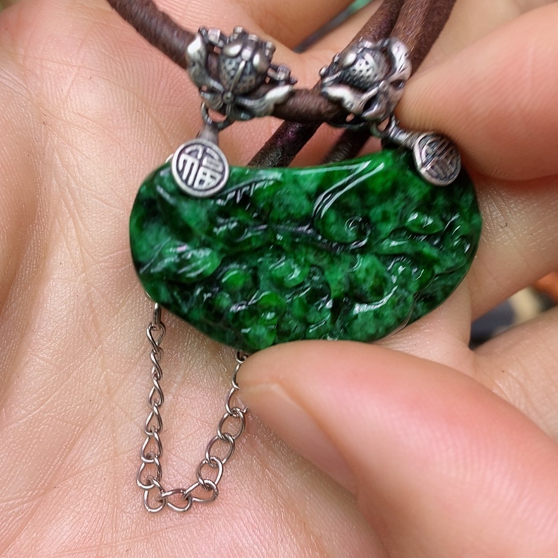 翡翠颈饰未镶嵌漂亮美眉