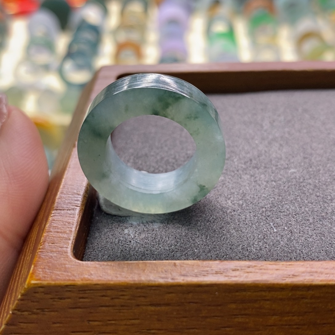 定制翡翠未镶嵌有裂