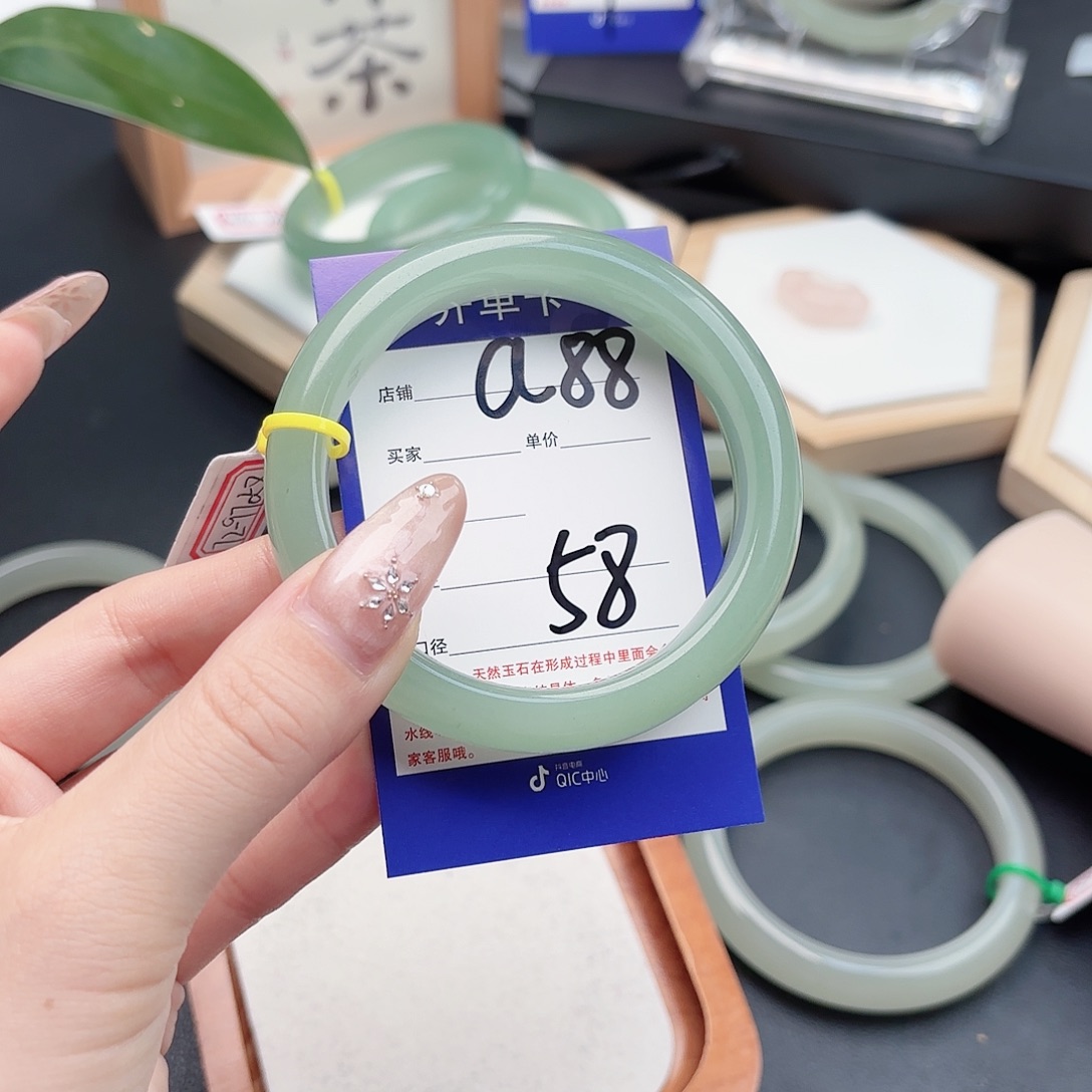 杨***y石英质玉未镶嵌手镯