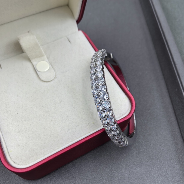  【经典永恒  光芒四射】 手镯 GDJ9528