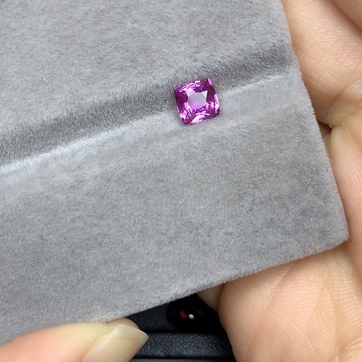 蓝宝石裸石1.06ct无烧薰衣草粉紫色