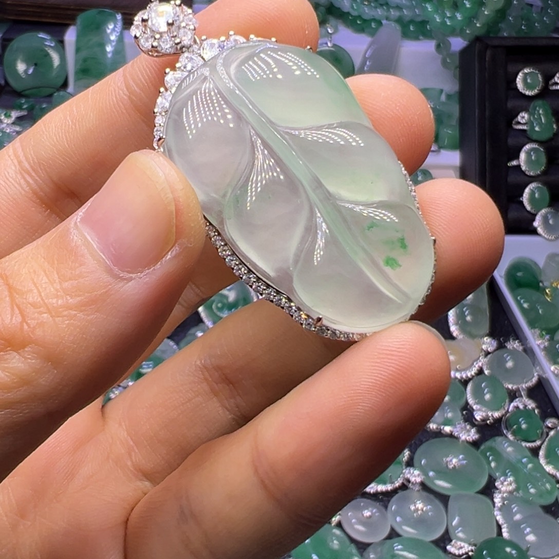 如***在石英质玉（非洲翠）未镶嵌颈饰