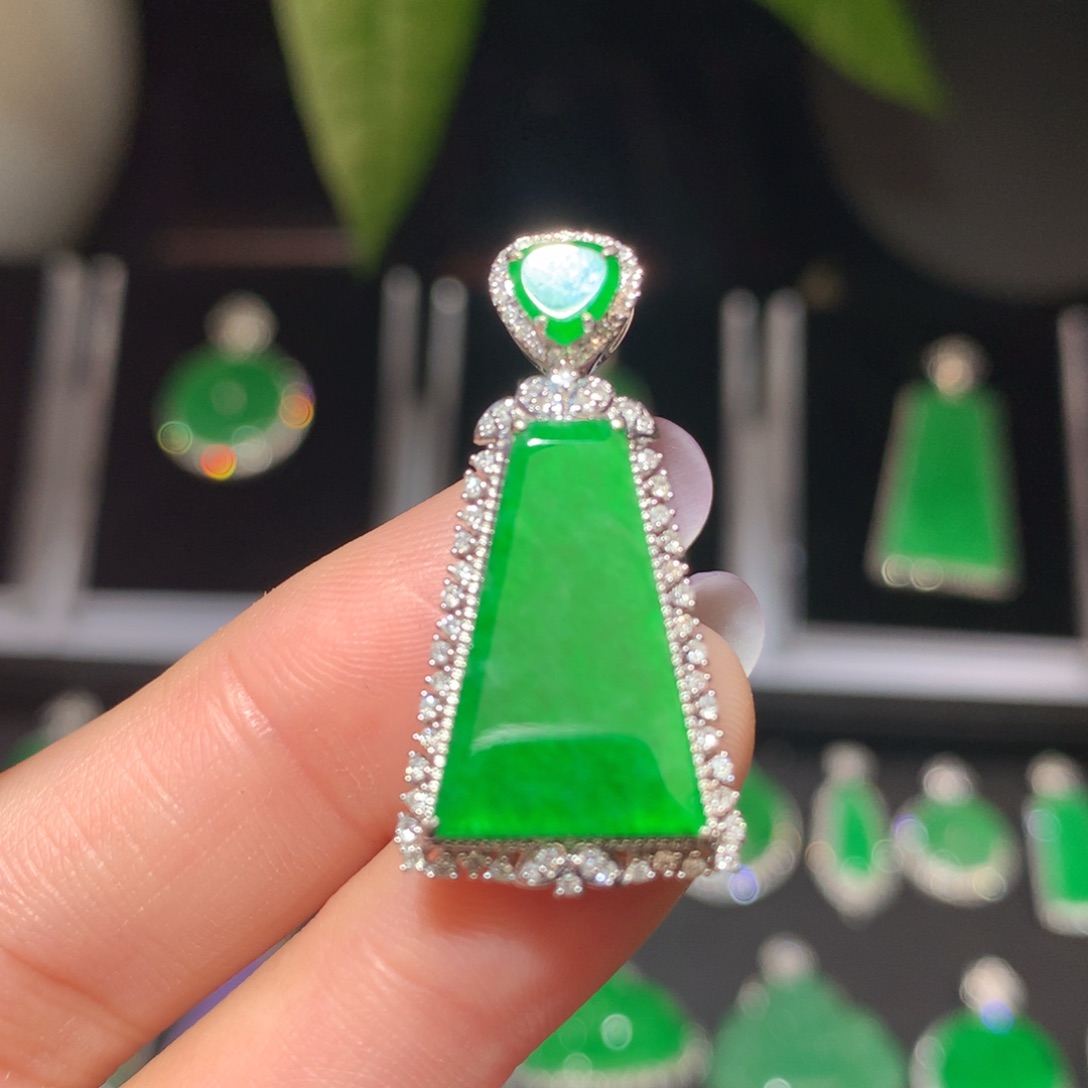 翡翠颈饰18K金镶嵌翡翠