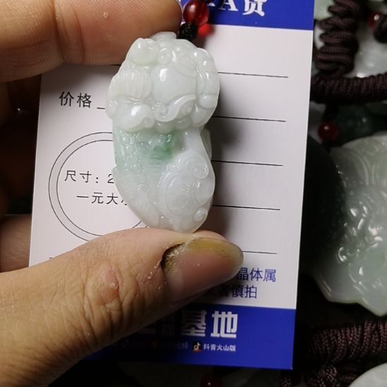 翡翠未镶嵌颈饰挂件